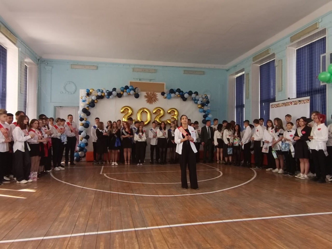 Звенит звонок, до свидания, родная школа.